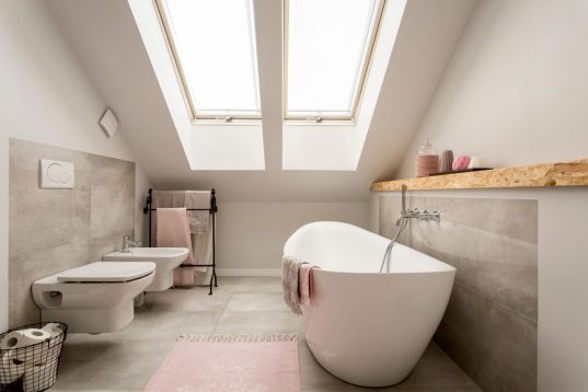 Badewanne unter Dachschräge: Platzsparende Ideen 17 Frei stehende Badewannen erlauben eine freie Positionierung