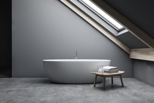 Badewanne unter Dachschräge: Platzsparende Ideen 25 Fugenloses Badezimmer mit Dachschräge