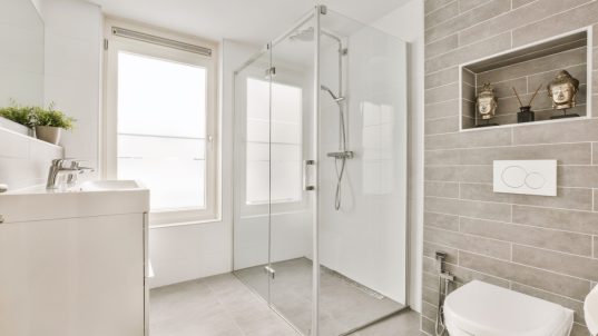 Glastür im Badezimmer