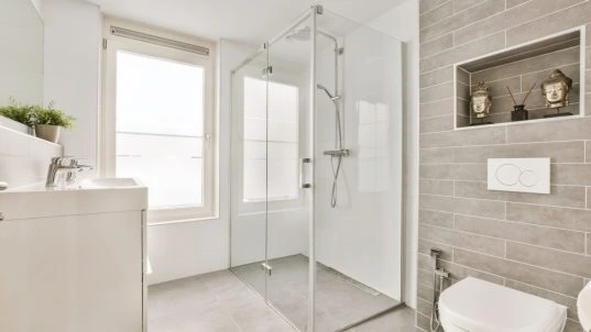 Glastür im Badezimmer Glastür im Badezimmer