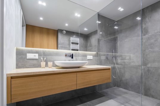 Graues Badezimmer im Keller
