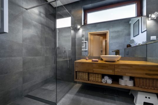 Graues Badezimmer mit Walk-In-Dusche