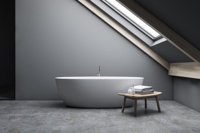 Graues Luxusbad mit Dachschraege