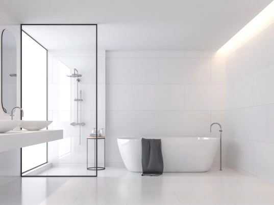 Großes Minimalismus-Bad mit freistehender Badewanne