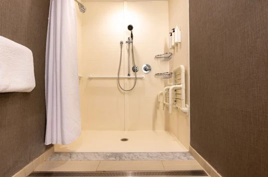 Kleines Bad altersgerecht umbauen: Empfehlungen & praktische Tipps 7 Gutes Beispiel für eine altersgerechte Dusche