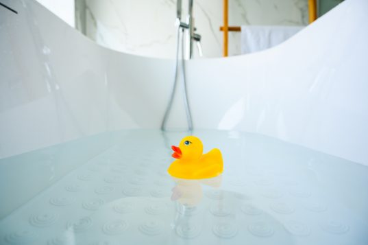 Wie viel Liter passen in eine Badewanne? So viel Wasser benötigen Sie! 13 Halbgefüllte Badewanne mit Quietschente