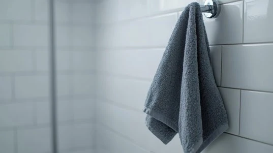 Nasse Handtücher im Bad aufhängen: Praktische Tipps für mehr Hygiene 9 Handtuchhaken