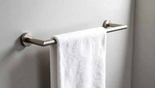 Nasse Handtücher im Bad aufhängen: Praktische Tipps für mehr Hygiene 11 Handtuchstange