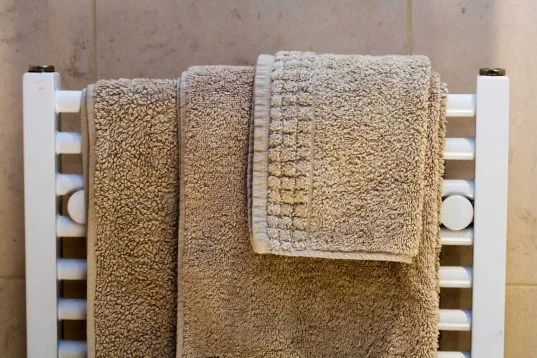Hotel-Badezimmer: 8 Tipps für ein modernes Design und Wohlfühlambiente 19 Towels on Radiator