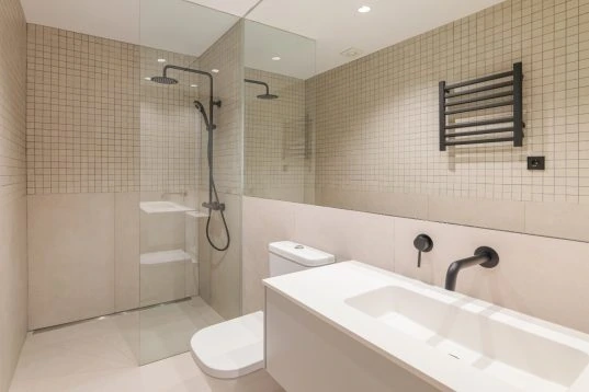 Helles Bad mit moderner Walk-In-Dusche