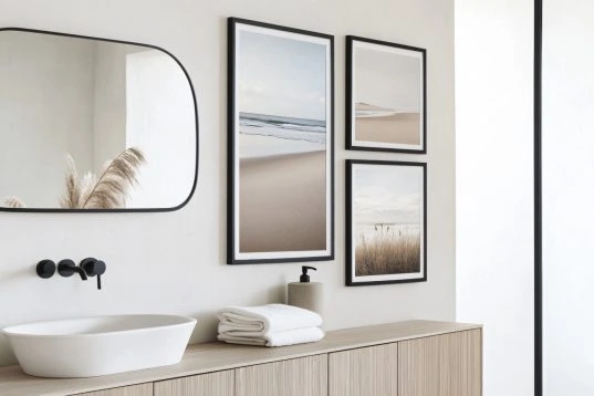 Helles Badezimmer mit Bilder als Deko