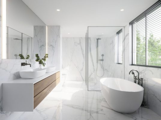 Helles Badezimmer mit freistehender Badewanne