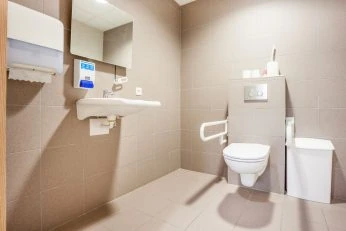 Helles rollstuhlgerechtes WC