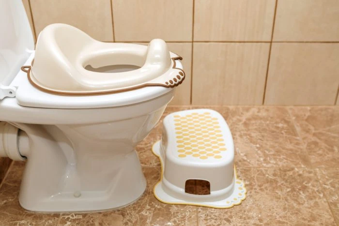 Die ideale WC Höhe bestimmen: DIN-Maße für die richtige Toilettenhöhe 9 Hocker und Sitzvorrichtung für Kinder