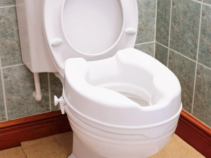 Die ideale WC Höhe bestimmen: DIN-Maße für die richtige Toilettenhöhe 11 Hoher Toilettensitz als günstiger Aufsatz