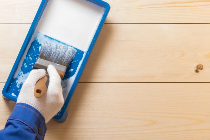Fugenloses Badezimmer: Die besten Materialien und Designs entdecken 16 Holznachbehandlung