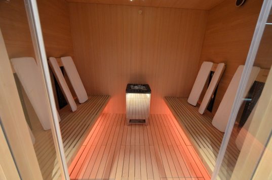 Infrarotsauna: Ofen in der Mitte und Strahler an den Wänden