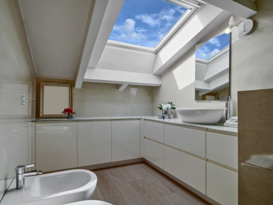 Badewanne unter Dachschräge: Platzsparende Ideen 22 Integrierte Badmöbel für noch mehr Platz
