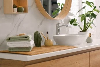 Keramikwaschbecken auf Waschtisch im Holzlook