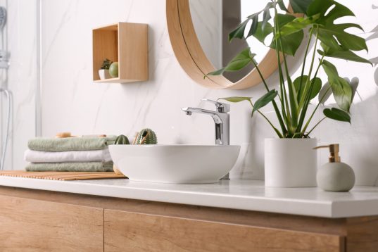 Stilvolles Aufsatzwaschbecken auf heller Arbeitsplatte
