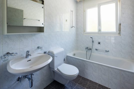 Komplettbadsanierung – Ihr Leitfaden für die perfekte Badrenovierung 11 Die klassische Badewanne ist zum Duschen eher unpraktisch