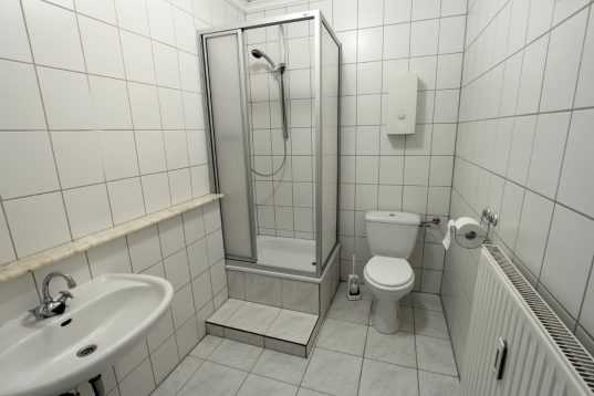 Komplettbadsanierung – Ihr Leitfaden für die perfekte Badrenovierung 15 Kleinbad mit unpraktischem Heizkörper im Weg