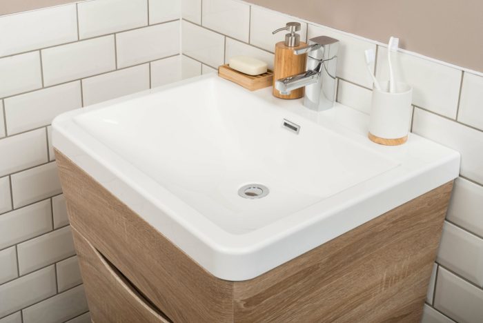 Gäste-WC renovieren: Tipps für jedermann 9 Kleiner Waschtisch mit Ablagefläche und Unterschrank