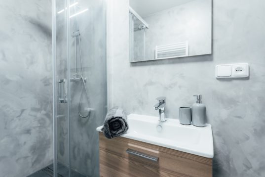 Fugenloses Badezimmer: Die besten Materialien und Designs entdecken 32 Kleines Bad in grau