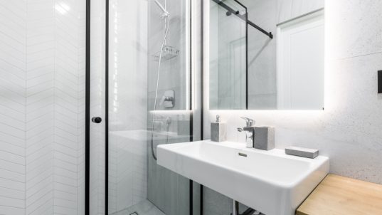 Kleines Bad mit Dusche