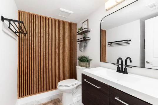 Fugenloses Badezimmer: Die besten Materialien und Designs entdecken 33 Kleines Bad mit Holzwand
