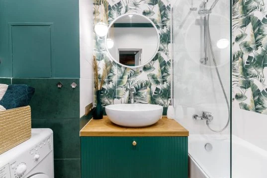 Kleines Badezimmer mit grüner Akzentfarbe und Tapete