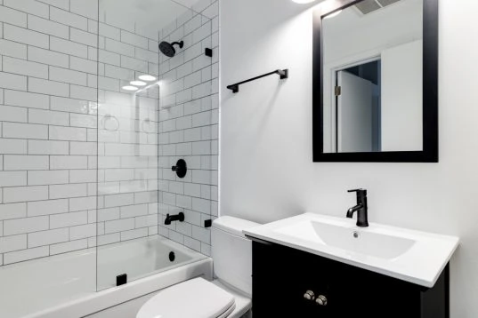 Kleines weisses Badezimmer mit schwarzen Details