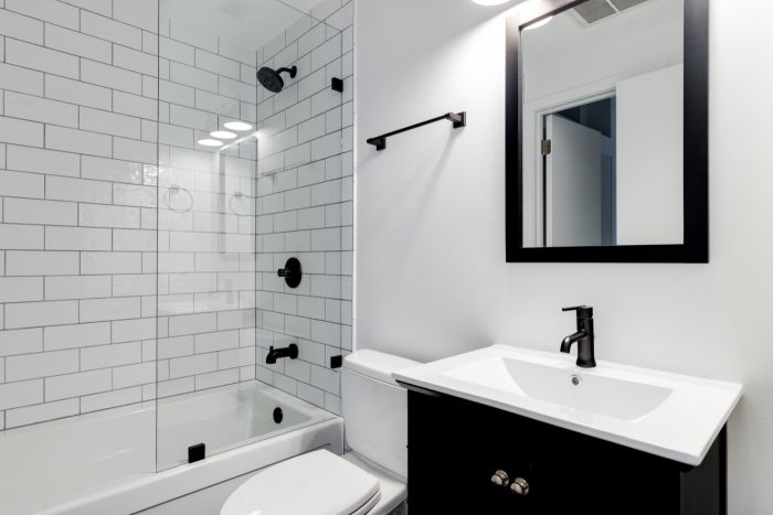 Kleines weisses Badezimmer mit schwarzen Details