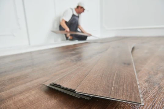 Fugenloses Badezimmer: Die besten Materialien und Designs entdecken 26 Klickvinyl in Holzoptik