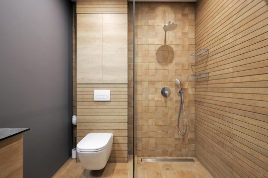 Kompakte Walk-In-Dusche mit viel Holz und Stein