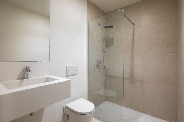Kleines Bad renovieren: Die besten Tipps für mehr Platz 8 Dank Walk-in-Dusche sehr viel optische Offenheit