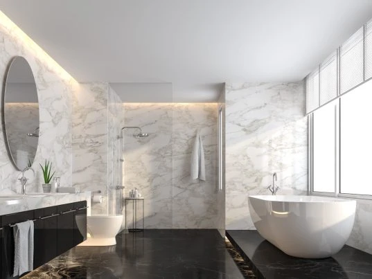 Begehbare Dusche: Maße, Kosten & Tipps zur perfekten Gestaltung 17 Luxuriöses Badezimmer mit Naturstein (Marmor)