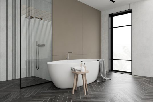 Luxus-Badezimmer mit freistehender Badewanne