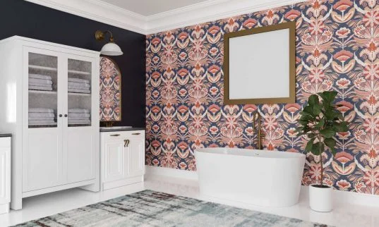 Luxusbadezimmer mit farbiger Blumentapete
