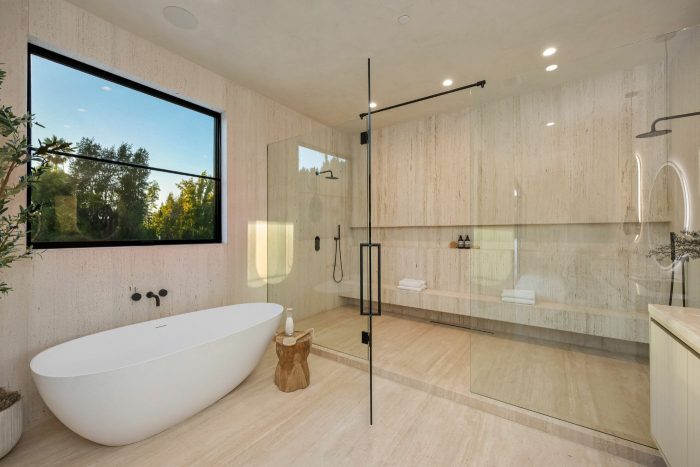 Luxus-Dusche für zwei Personen mit integrierter Sitzbank und Ablage