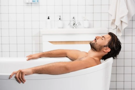 Wie viel Liter passen in eine Badewanne? So viel Wasser benötigen Sie! 11 Mann liegt in freistehender Badewanne
