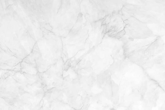 Fugenlose Dusche oder traditionelle Fliesen: Was ist besser? 16 Marmor