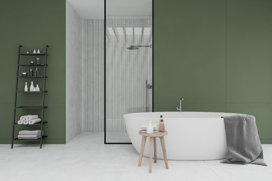 Minimalistisches Luxusbad in grün und mit Badewanne