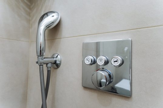 Modernes Armaturen-System mit Temperatureinstellung