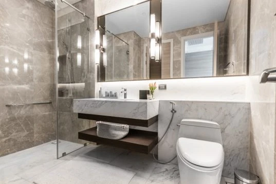 Modernes Badezimmer mit Marmorplatten