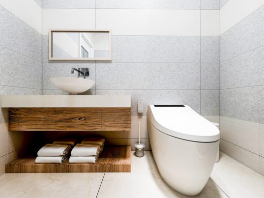 Modernes Badezimmer mit Smart-WC