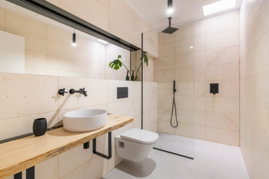 Modernes Badezimmer mit begehbarer Dusche