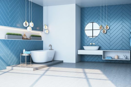 Modernes, blaues Badezimmer mit Spiegel 
