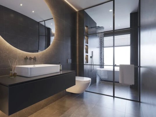 Modernes Schlauchbad mit Dusche am Fenster