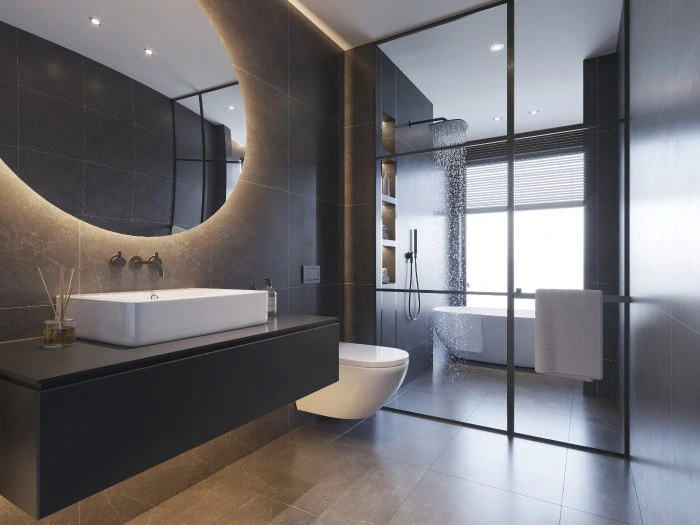 Modernes Schlauchbad mit Dusche am Fenster